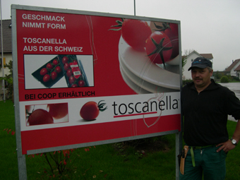 Markus Schildknecht mit Toscanella-Plakat